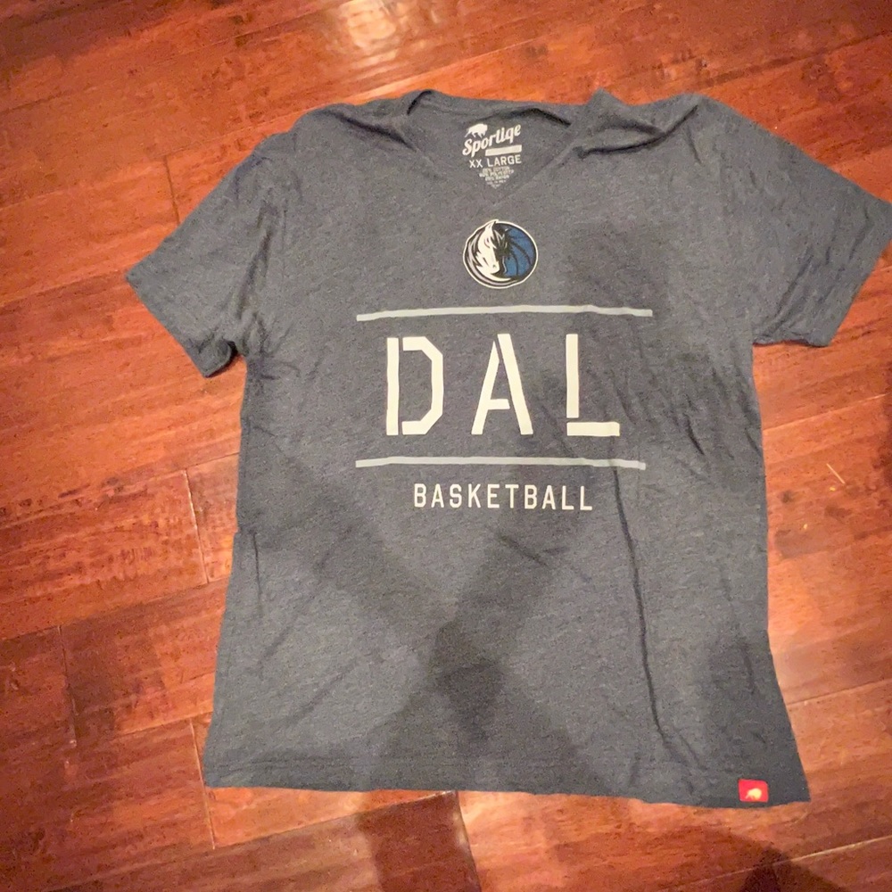 NWOT-Womens Dallas Mavericks t-shirt